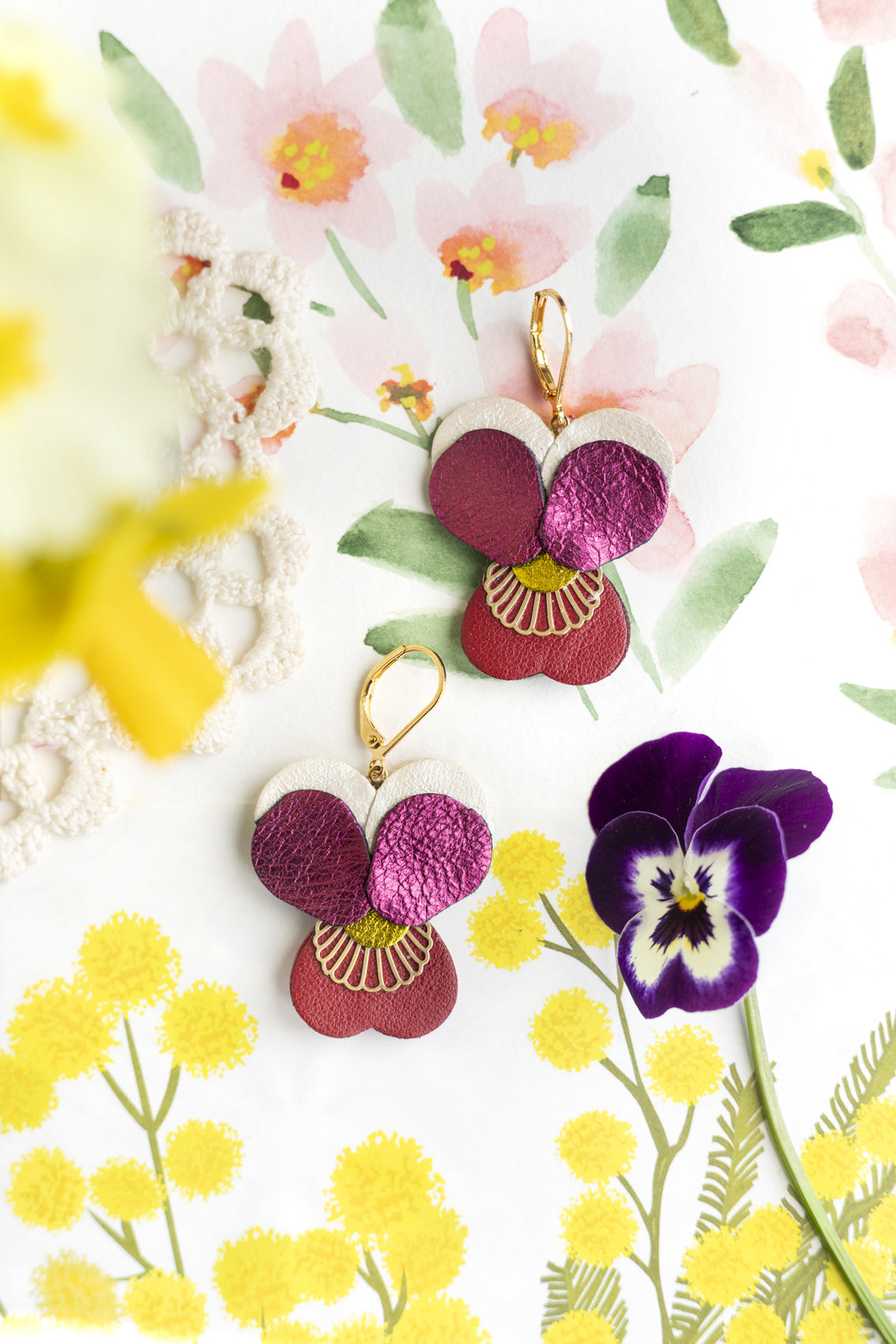 Boucles d’oreilles Pensées - framboise métallisé, carmin, blanc nacré