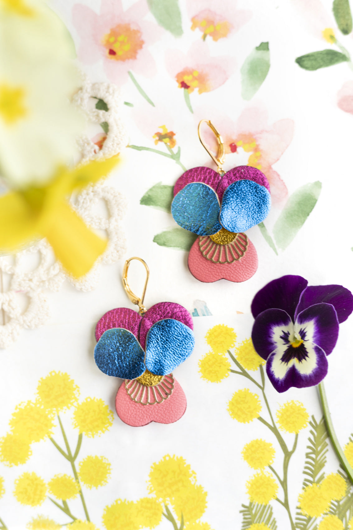 Boucles d’oreilles Pensées - cuir bleu métallisé, framboise, rose capucine