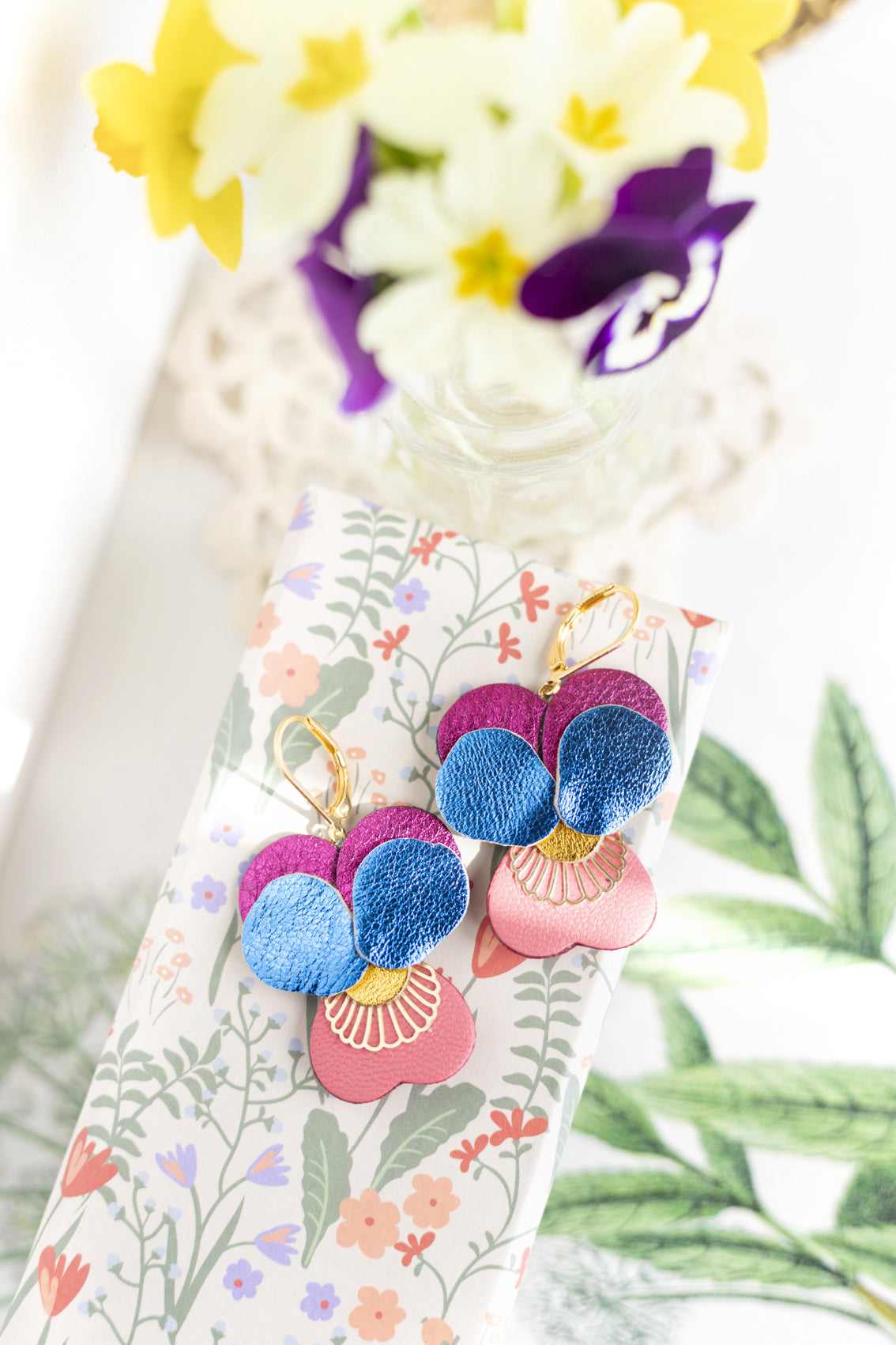 Boucles d’oreilles Pensées - cuir bleu métallisé, framboise, rose capucine