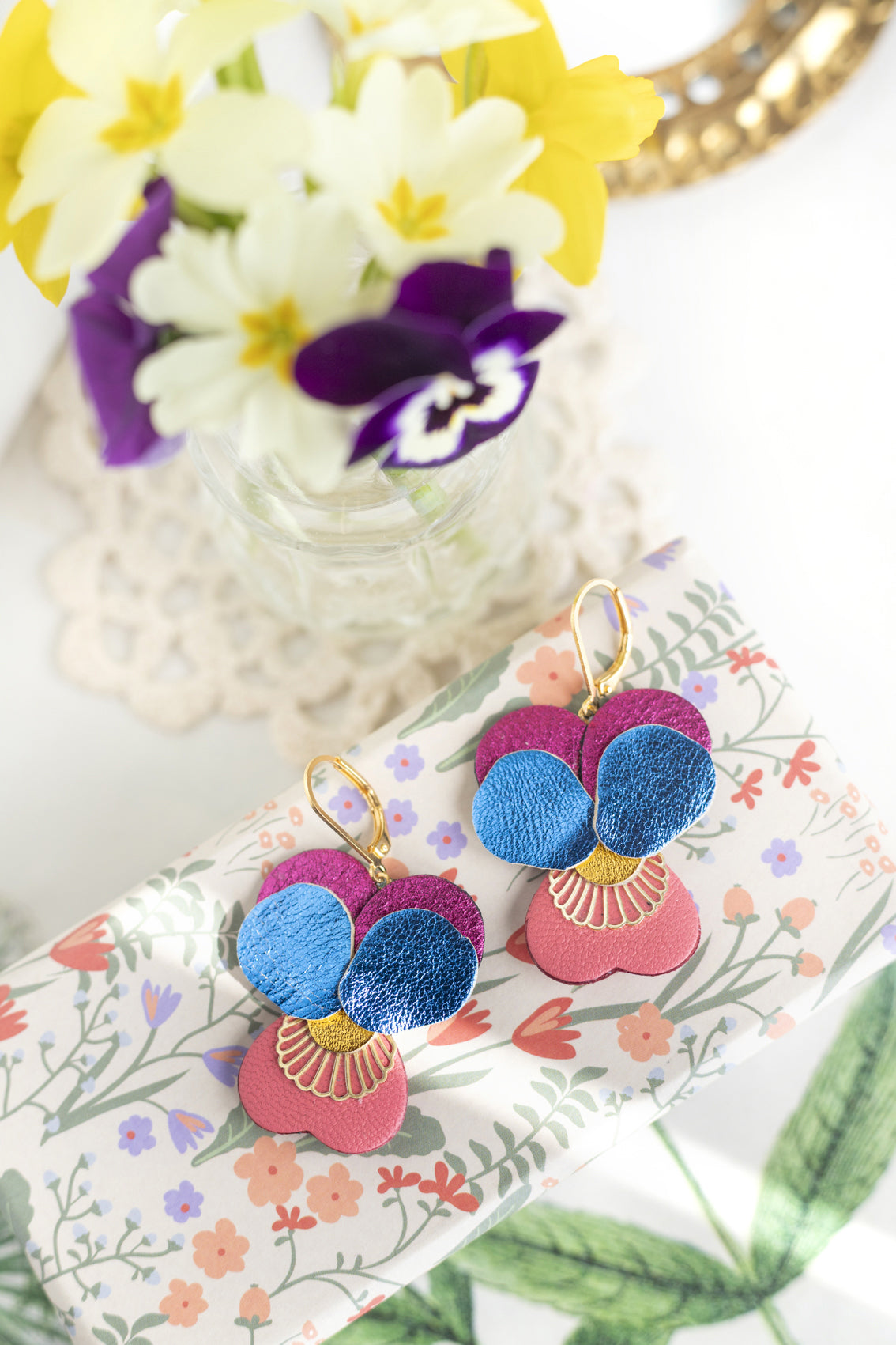 Boucles d’oreilles Pensées - cuir bleu métallisé, framboise, rose capucine