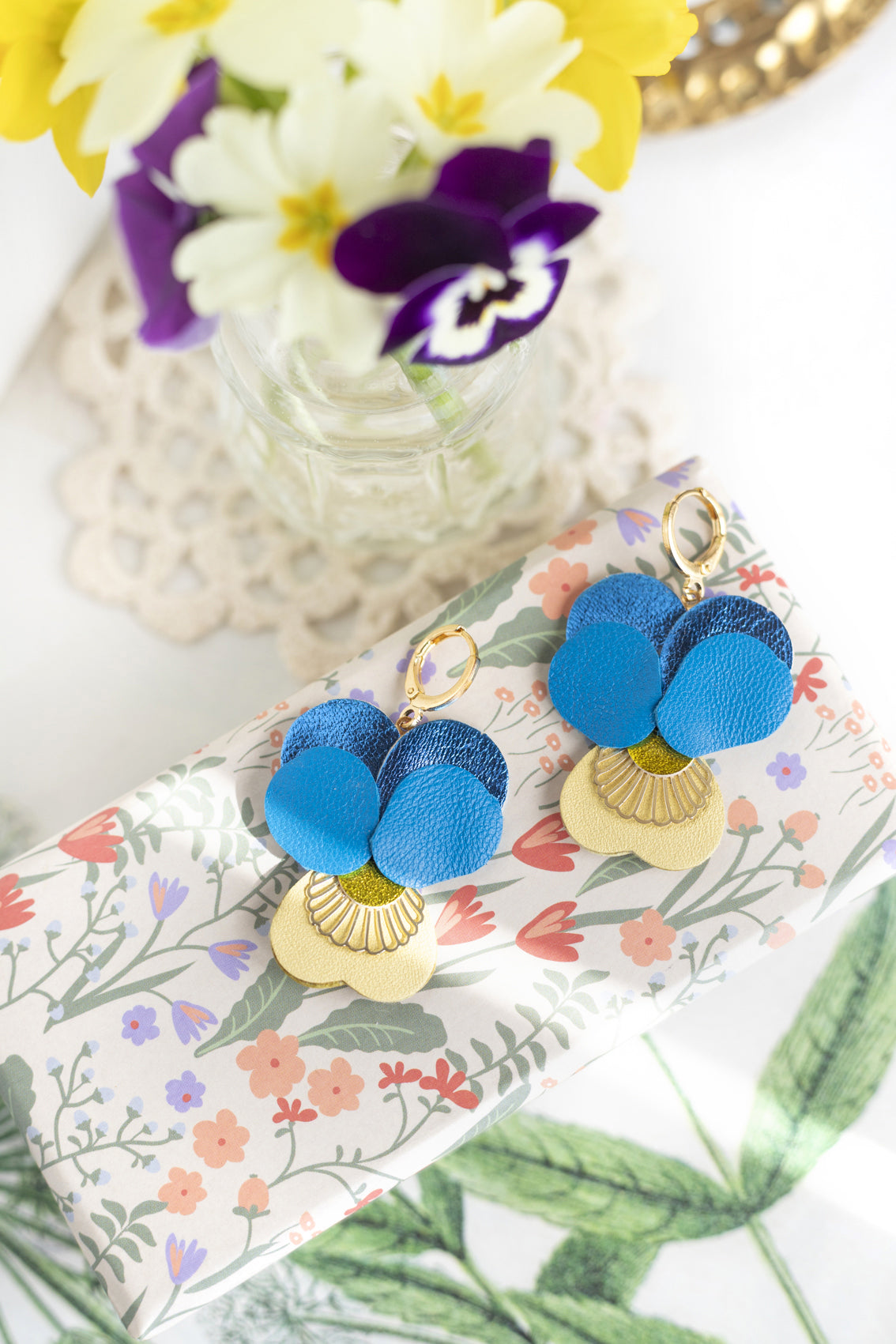 Boucles d’oreilles Pensées - cuir bleu céruléun, bleu métallisé, jaune clair