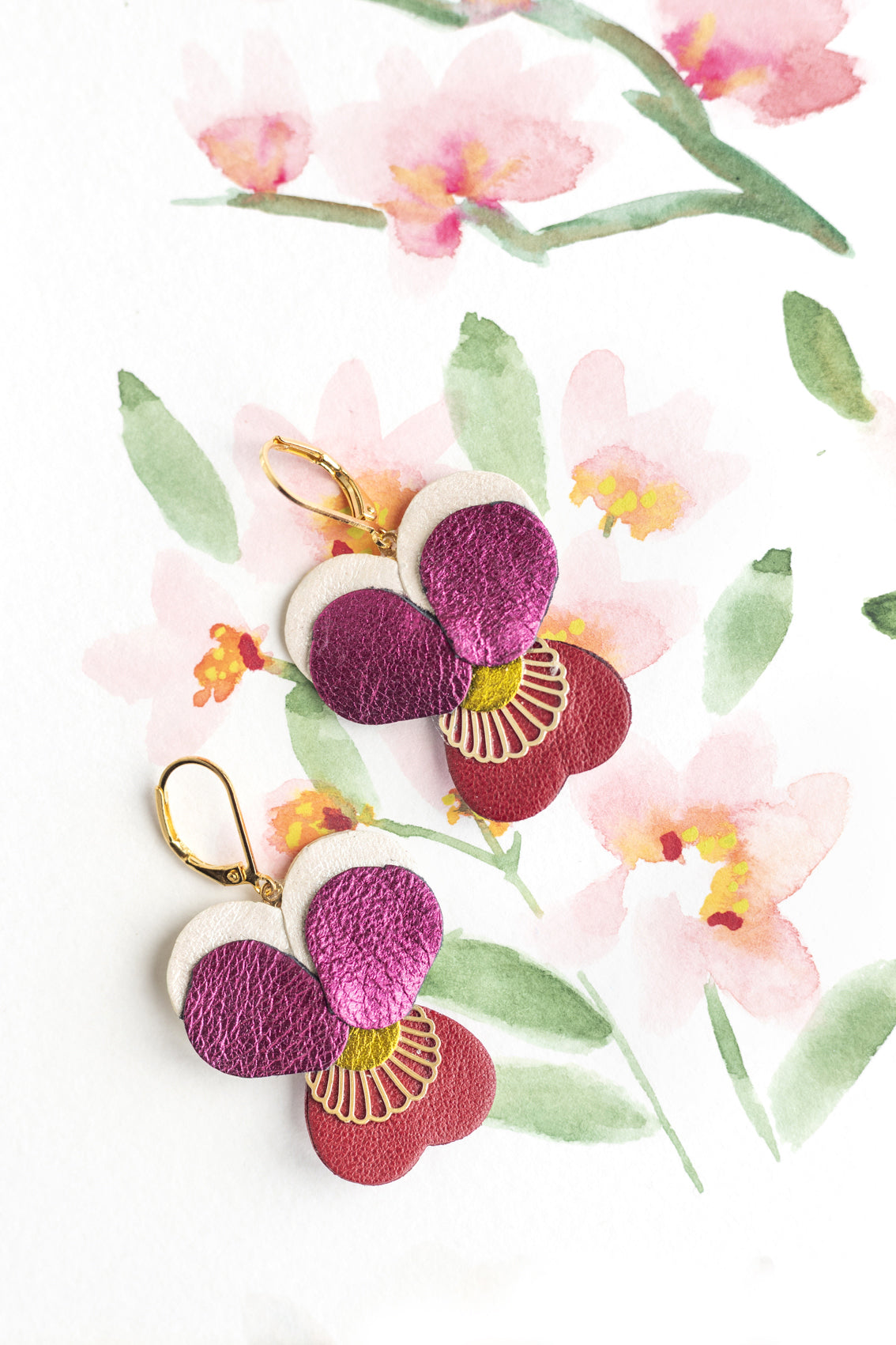 Boucles d’oreilles Pensées - framboise métallisé, carmin, blanc nacré