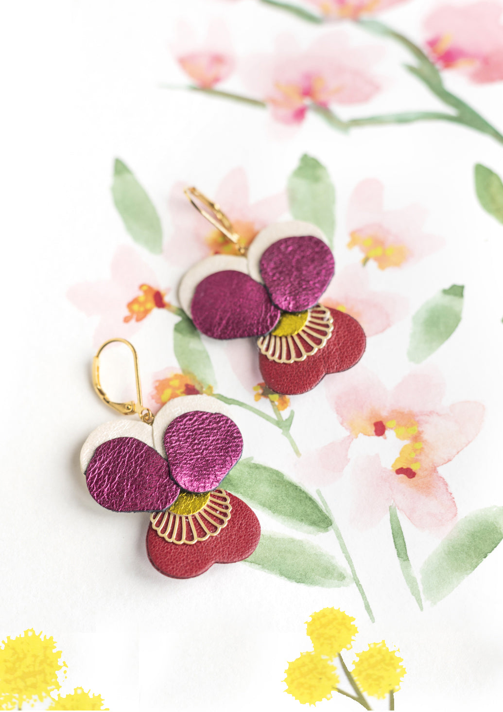Boucles d’oreilles Pensées - framboise métallisé, carmin, blanc nacré
