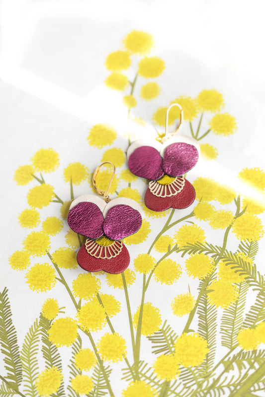 Boucles d’oreilles Pensées - framboise métallisé, carmin, blanc nacré