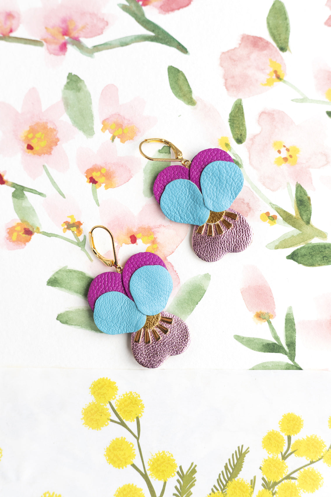 Boucles d’oreilles Pensées - cuir bleu céleste, rose métallisé, magenta foncé