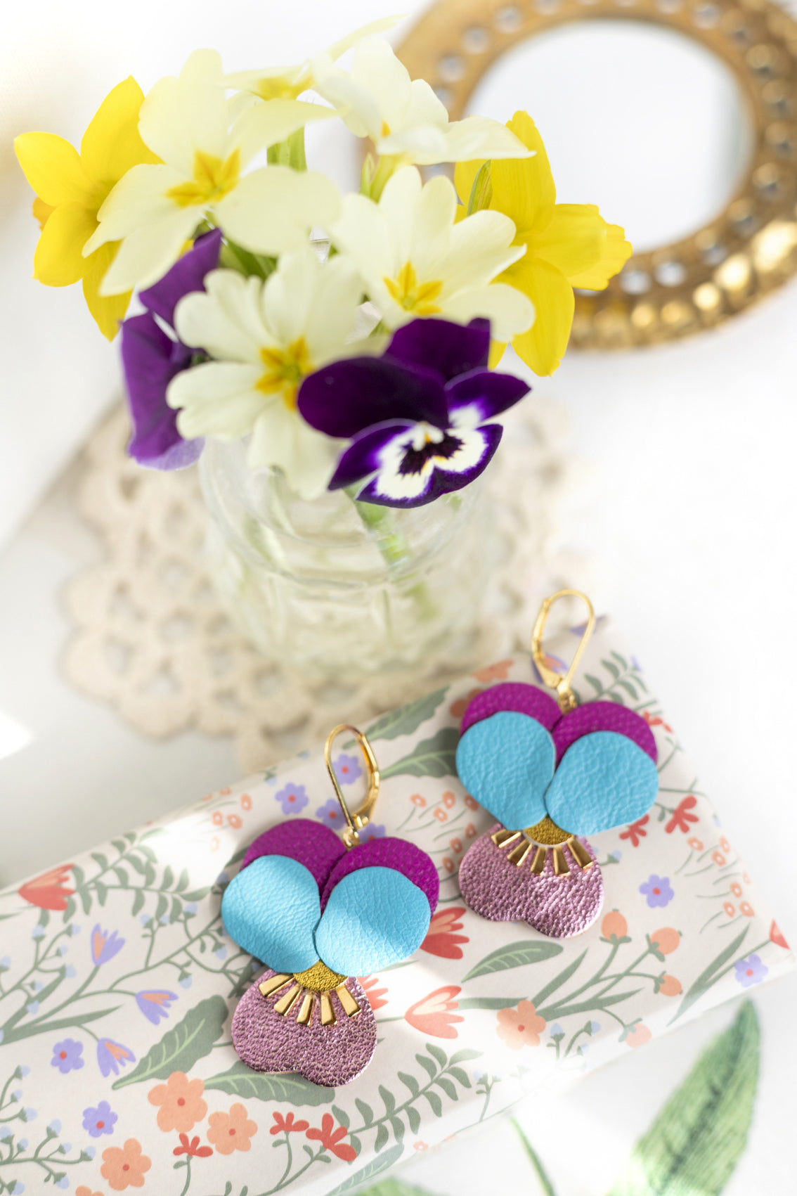 Boucles d’oreilles Pensées - cuir bleu céleste, rose métallisé, magenta foncé