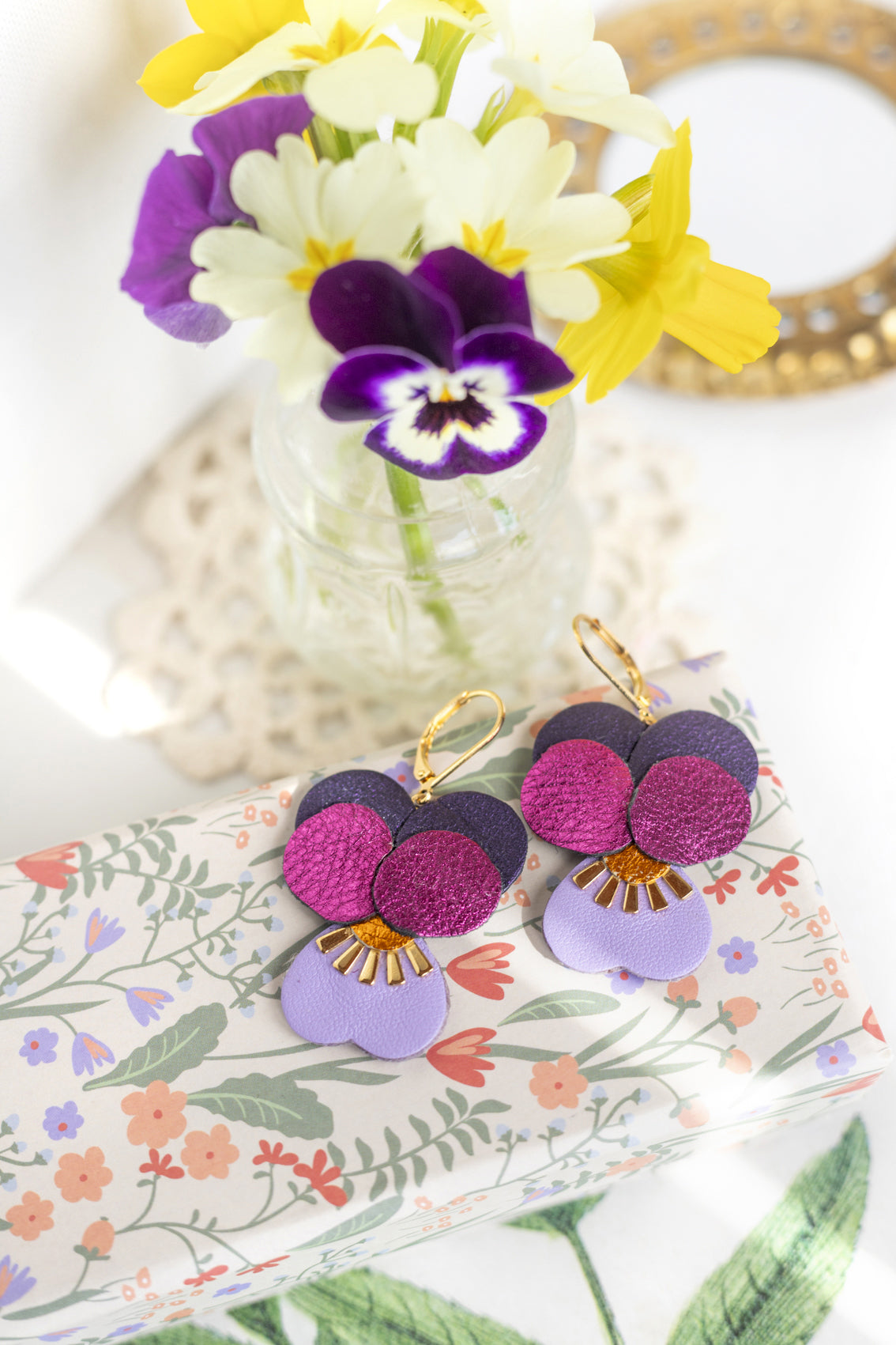 Boucles d’oreilles Pensées - cuir rose framboise, violet, mauve