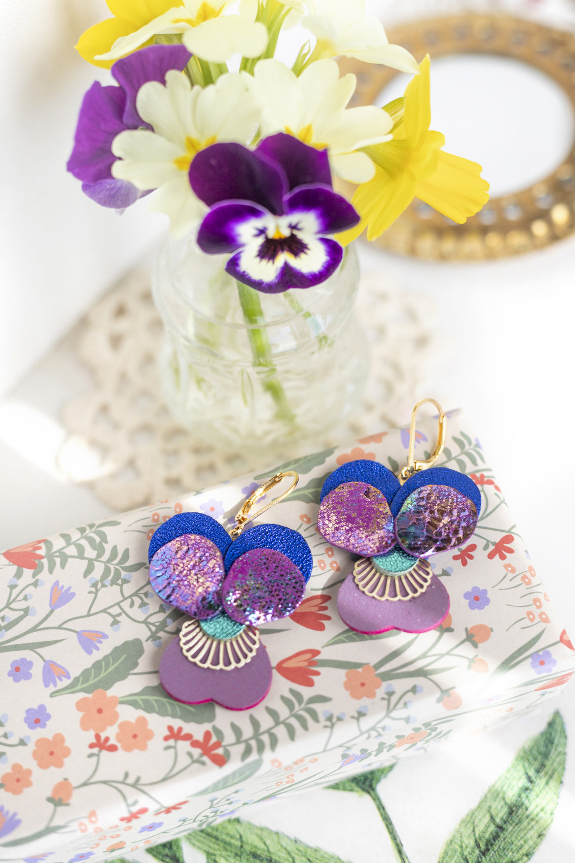 Boucles d’oreilles Pensées - cuir violet iridescent, bleu outremer, mauve