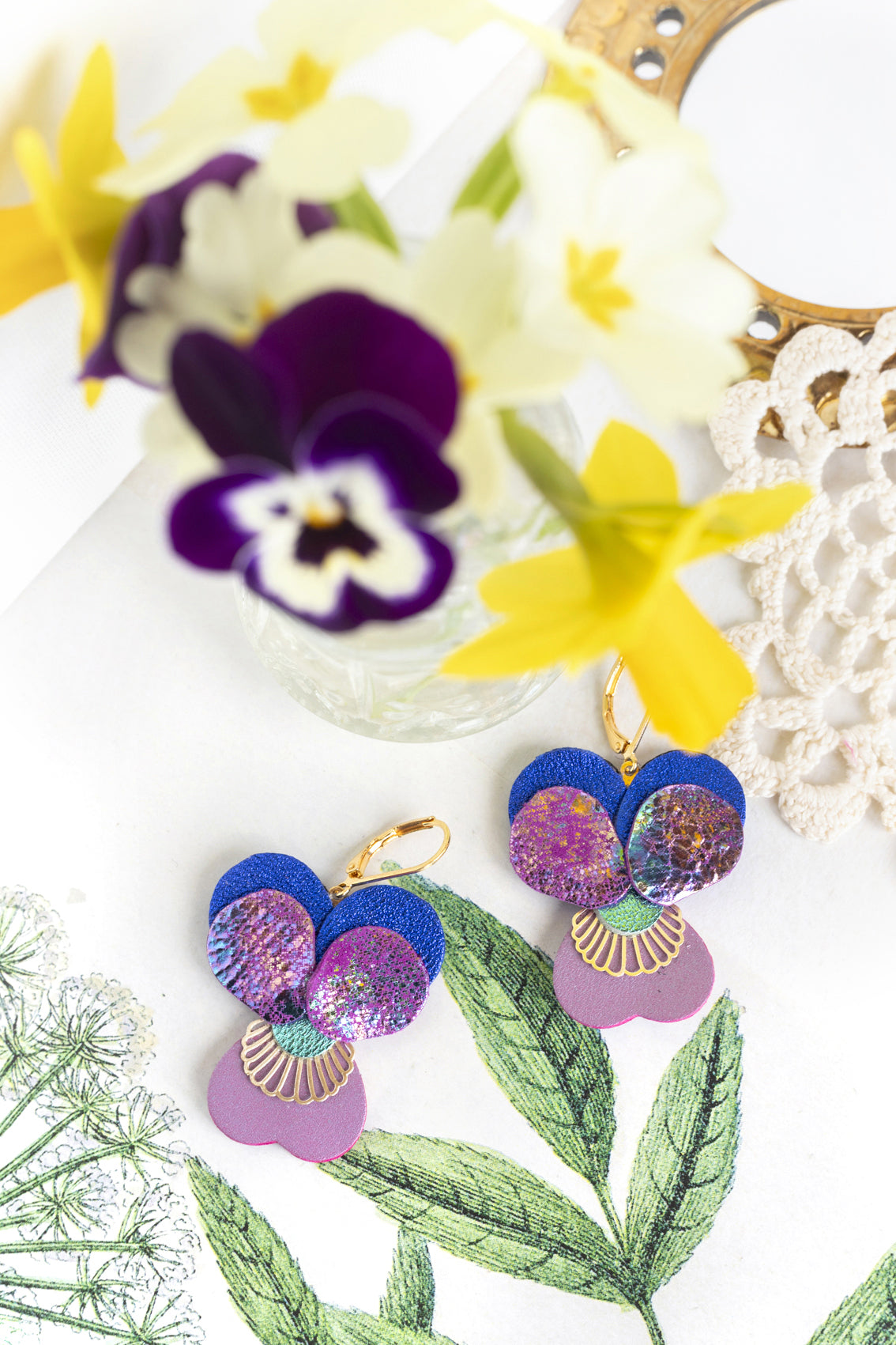 Boucles d’oreilles Pensées - cuir violet iridescent, bleu outremer, mauve