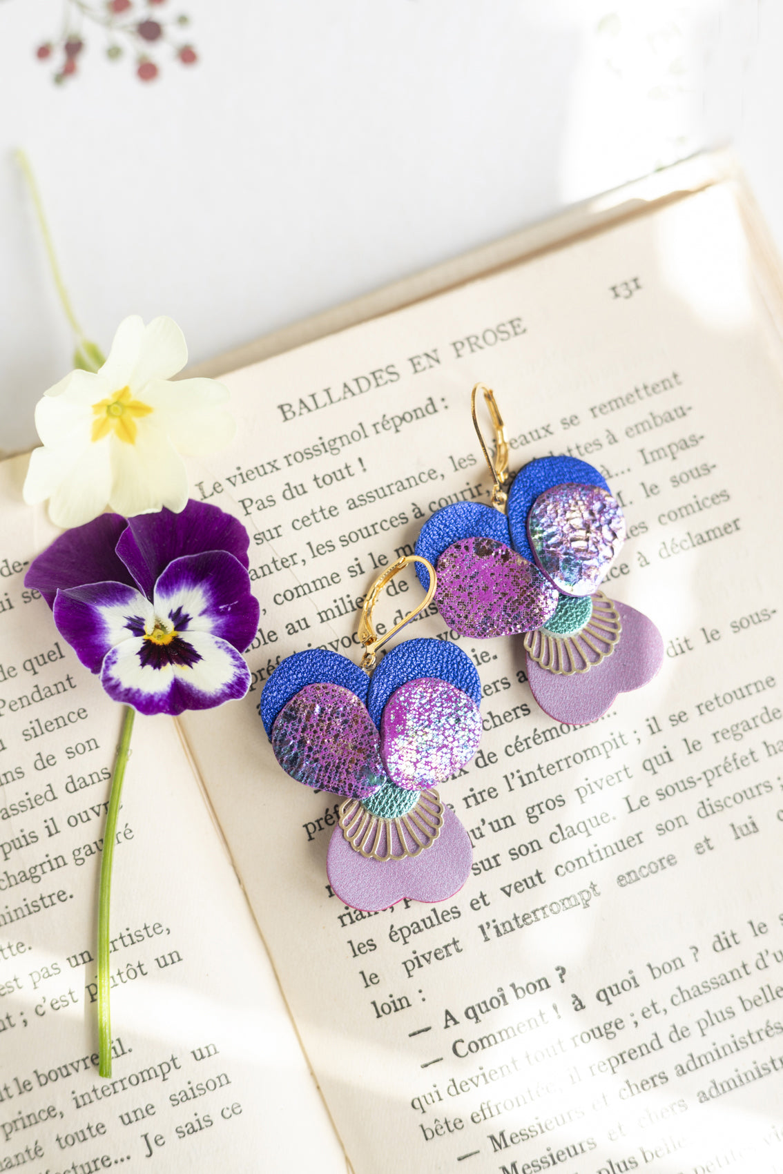Boucles d’oreilles Pensées - cuir violet iridescent, bleu outremer, mauve