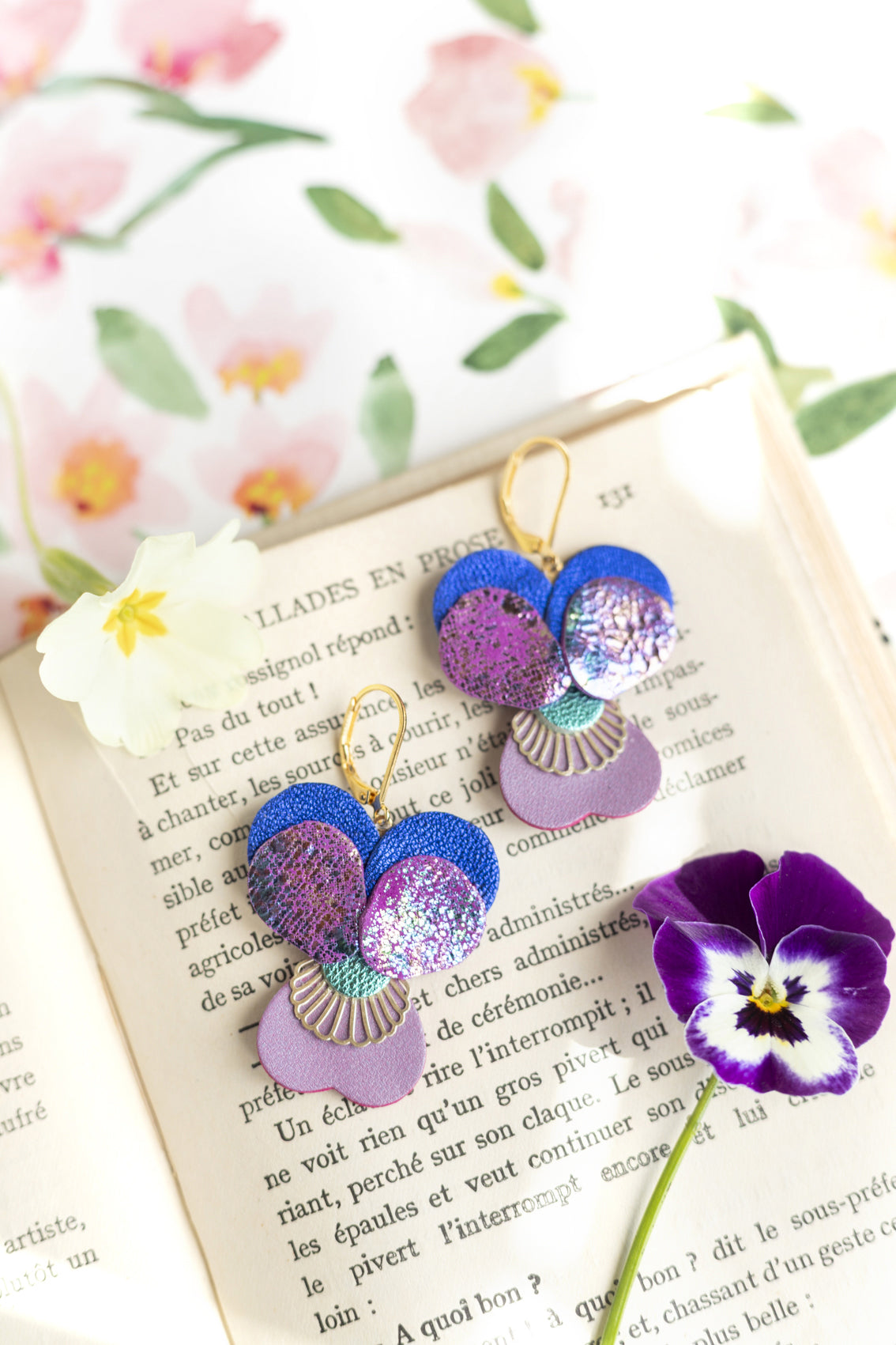 Boucles d’oreilles Pensées - cuir violet iridescent, bleu outremer, mauve