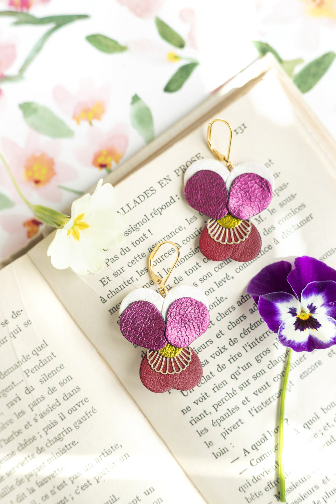Boucles d’oreilles Pensées - framboise métallisé, carmin, blanc nacré