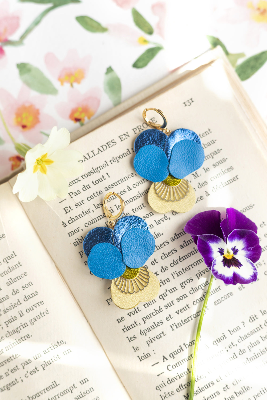 Boucles d’oreilles Pensées - cuir bleu céruléun, bleu métallisé, jaune clair
