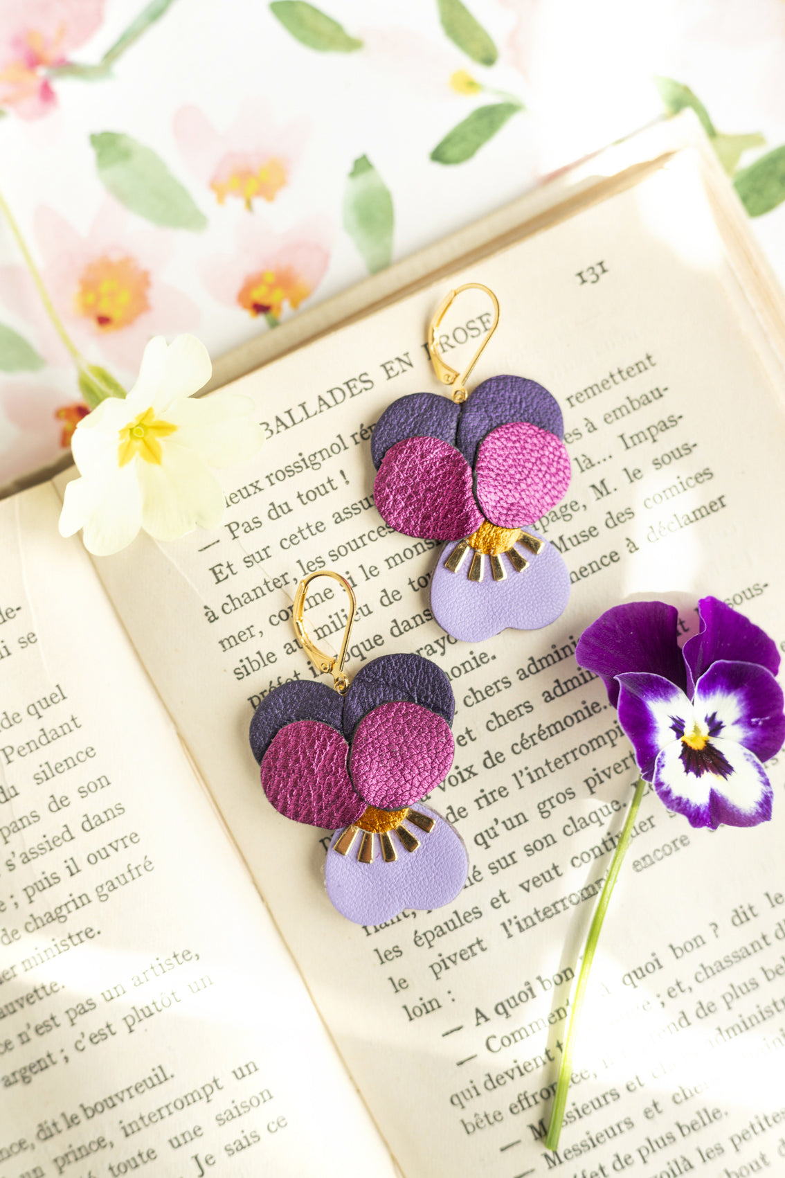 Boucles d’oreilles Pensées - cuir rose framboise, violet, mauve