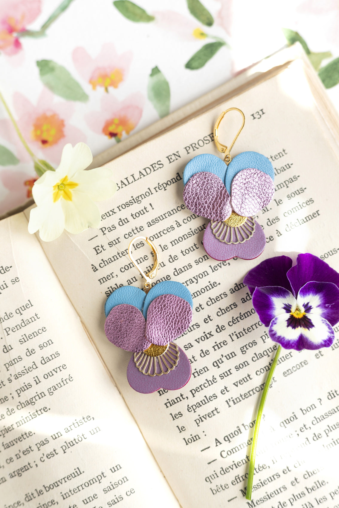 Boucles d’oreilles Pensées - cuir rose métallisé, bleu ciel, mauve