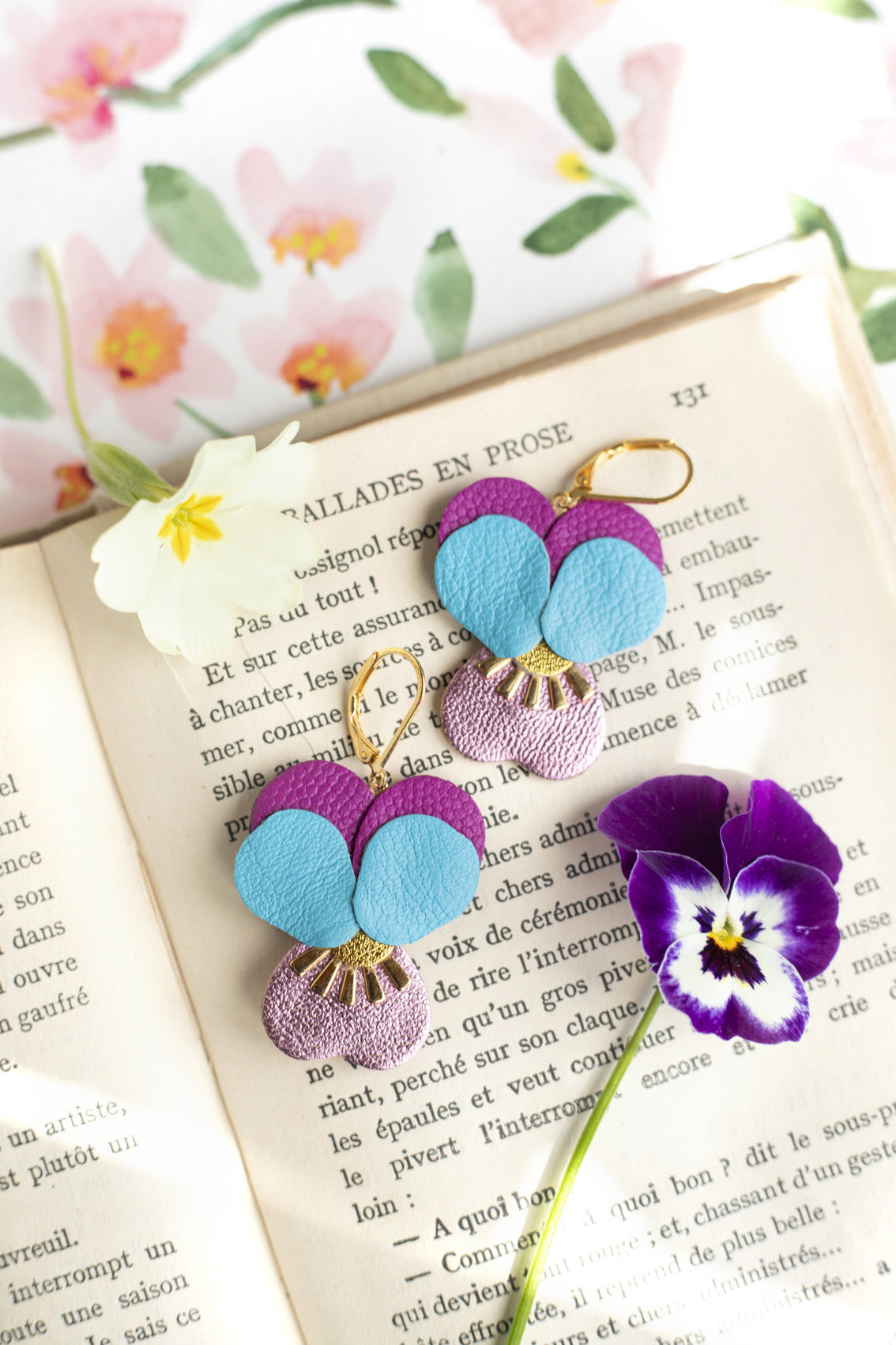 Boucles d’oreilles Pensées - cuir bleu céleste, rose métallisé, magenta foncé
