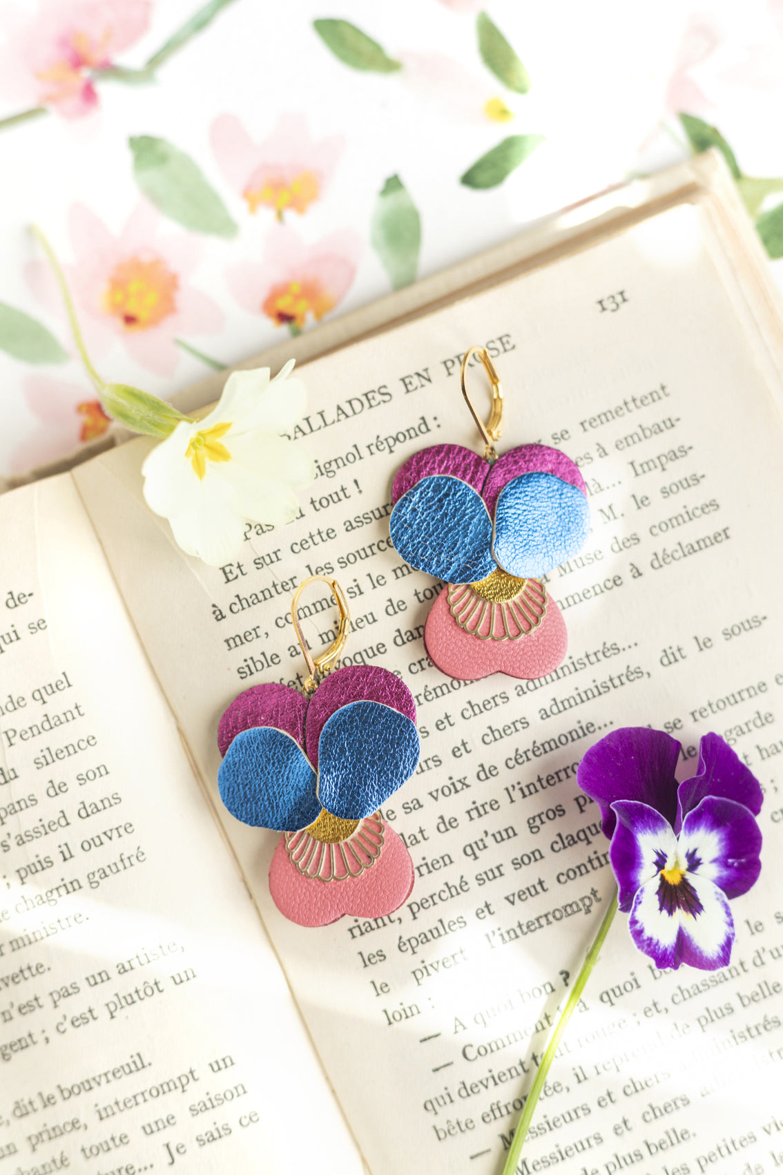 Boucles d’oreilles Pensées - cuir bleu métallisé, framboise, rose capucine