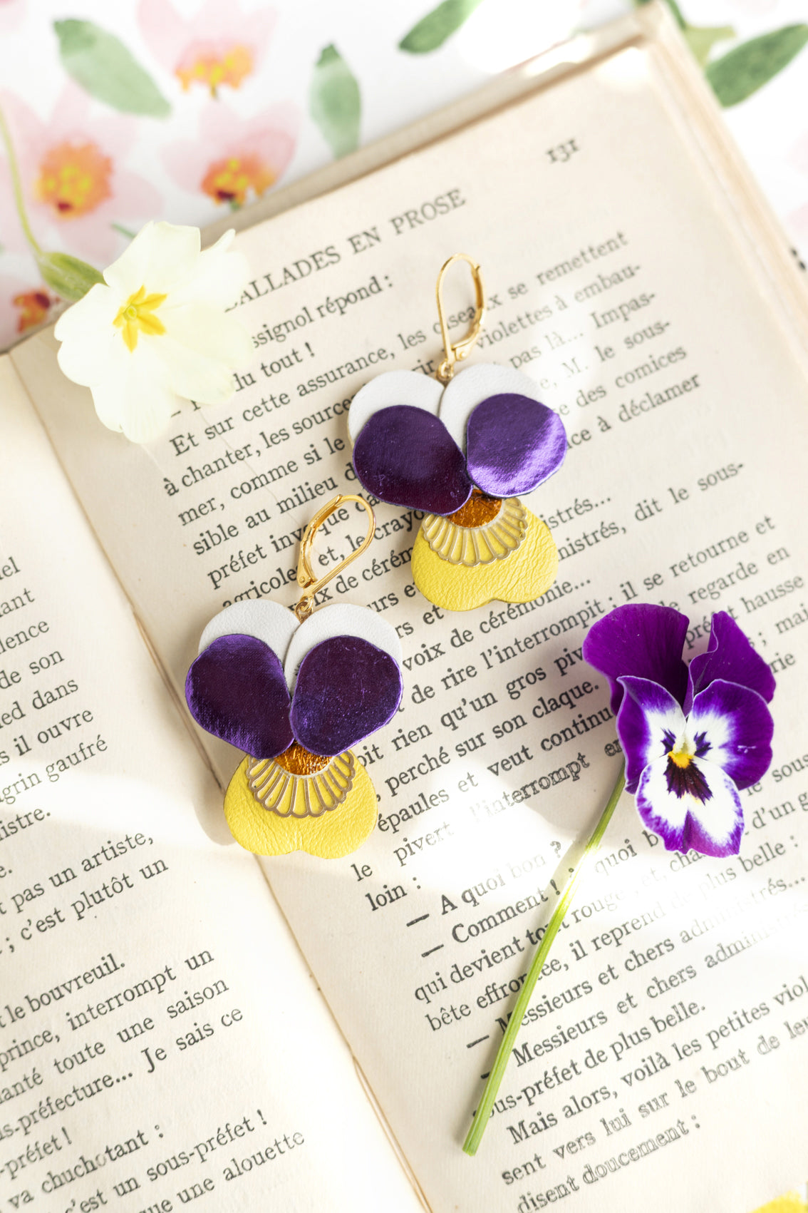 Boucles d’oreilles Pensées - cuir violet métallisé, jaune, blanc