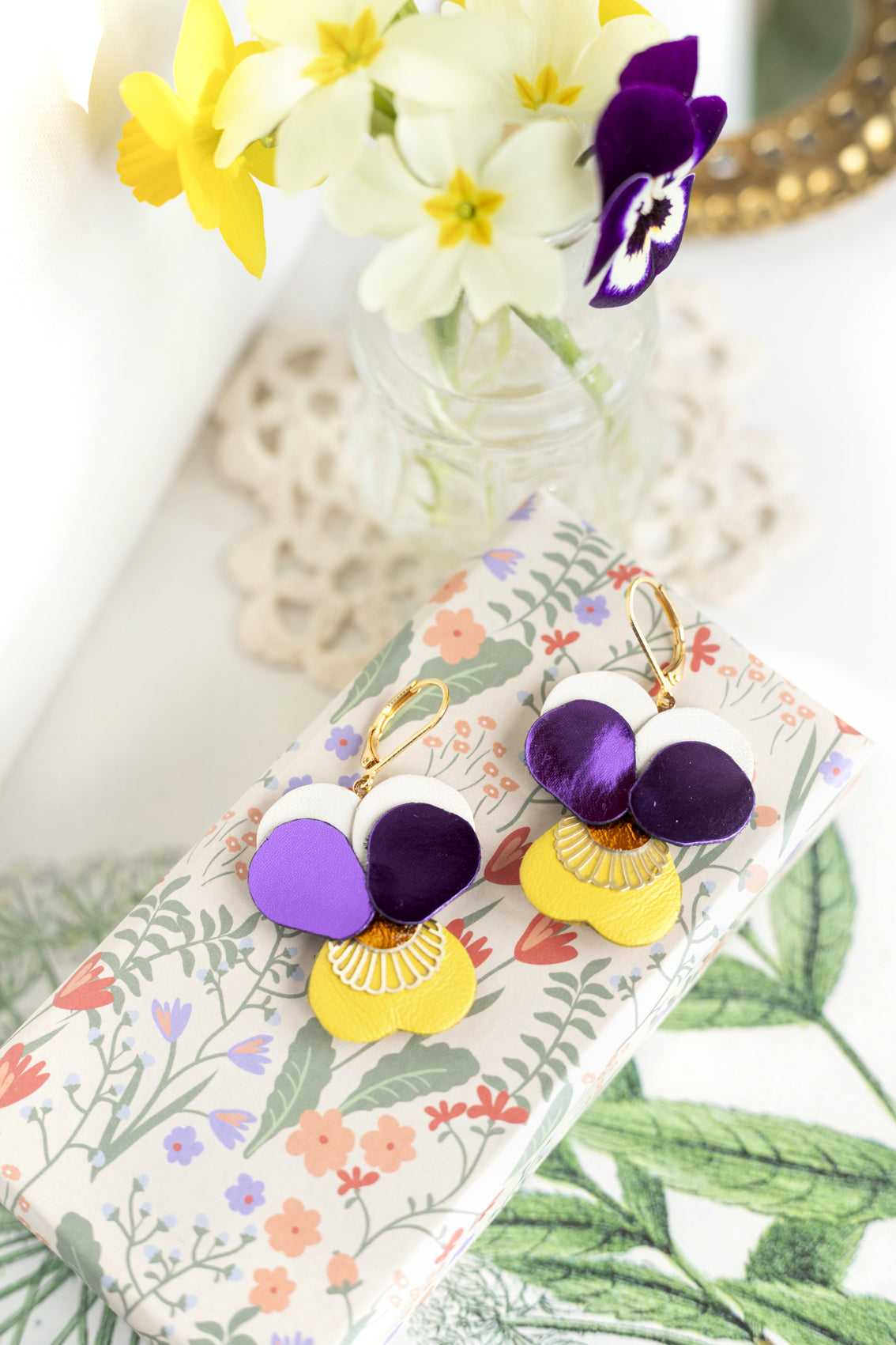 Boucles d’oreilles Pensées - cuir violet métallisé, jaune, blanc