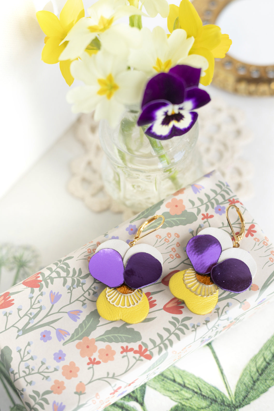 Boucles d’oreilles Pensées - cuir violet métallisé, jaune, blanc