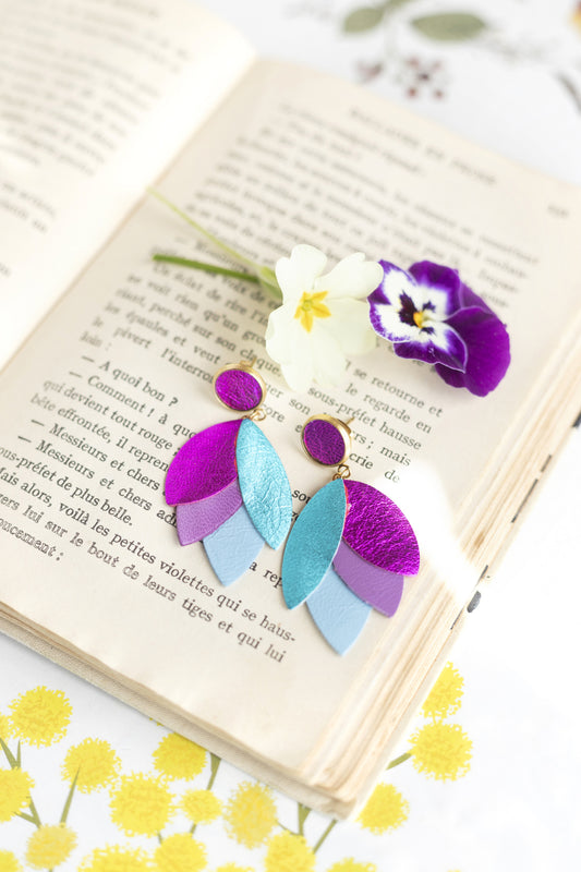 Boucles d'oreilles Dahlia - cuir bleu métallisé, fuchsia, mauve, bleu ciel