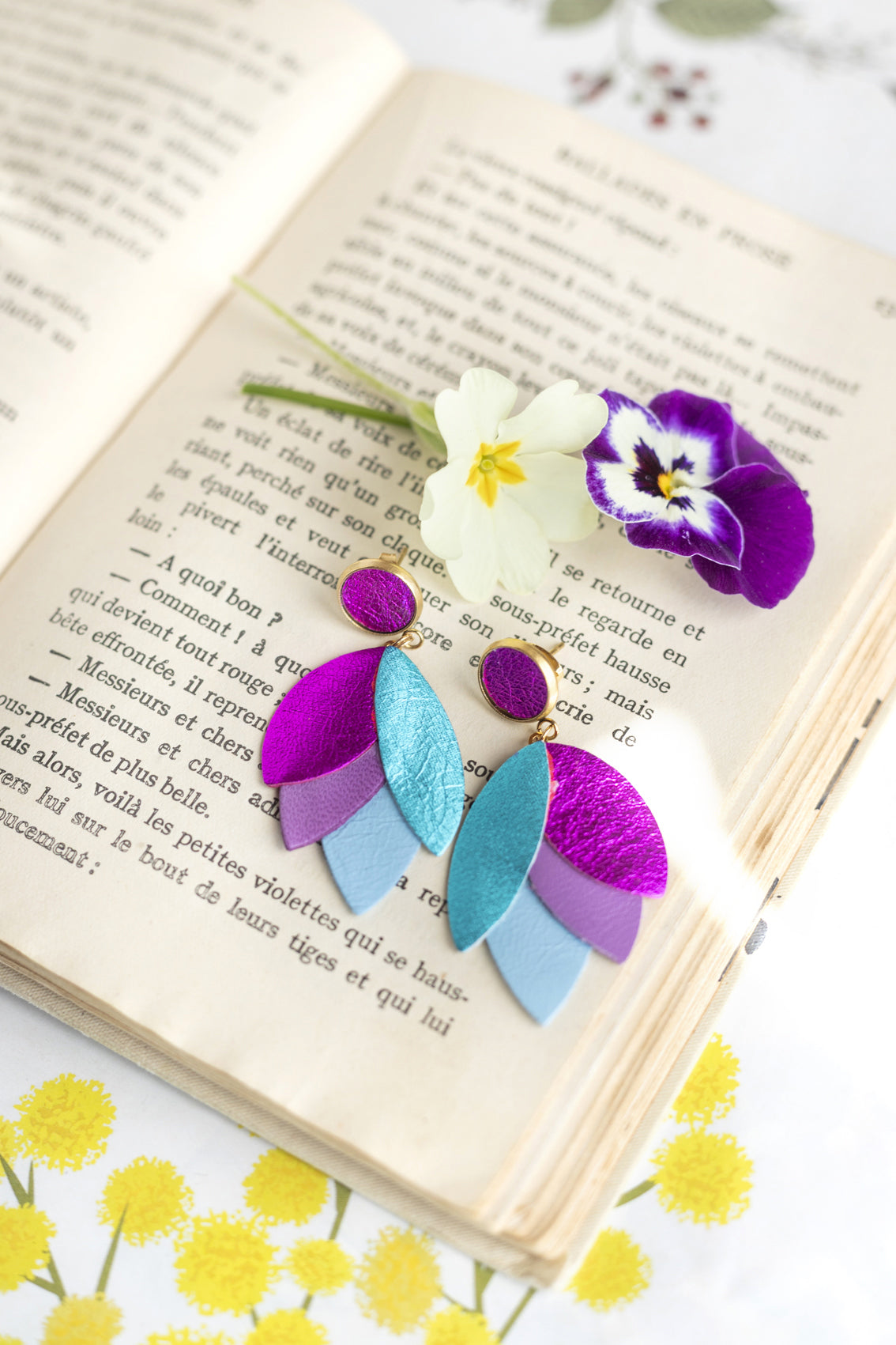 Boucles d'oreilles Dahlia - cuir bleu métallisé, fuchsia, mauve, bleu ciel