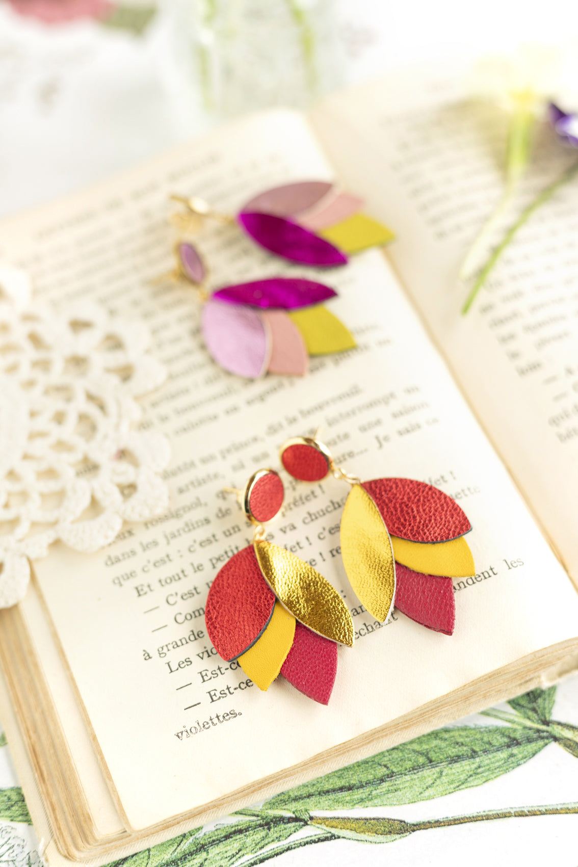 Boucles d'oreilles Dahlia - cuir doré, rouge, jaune, carmin