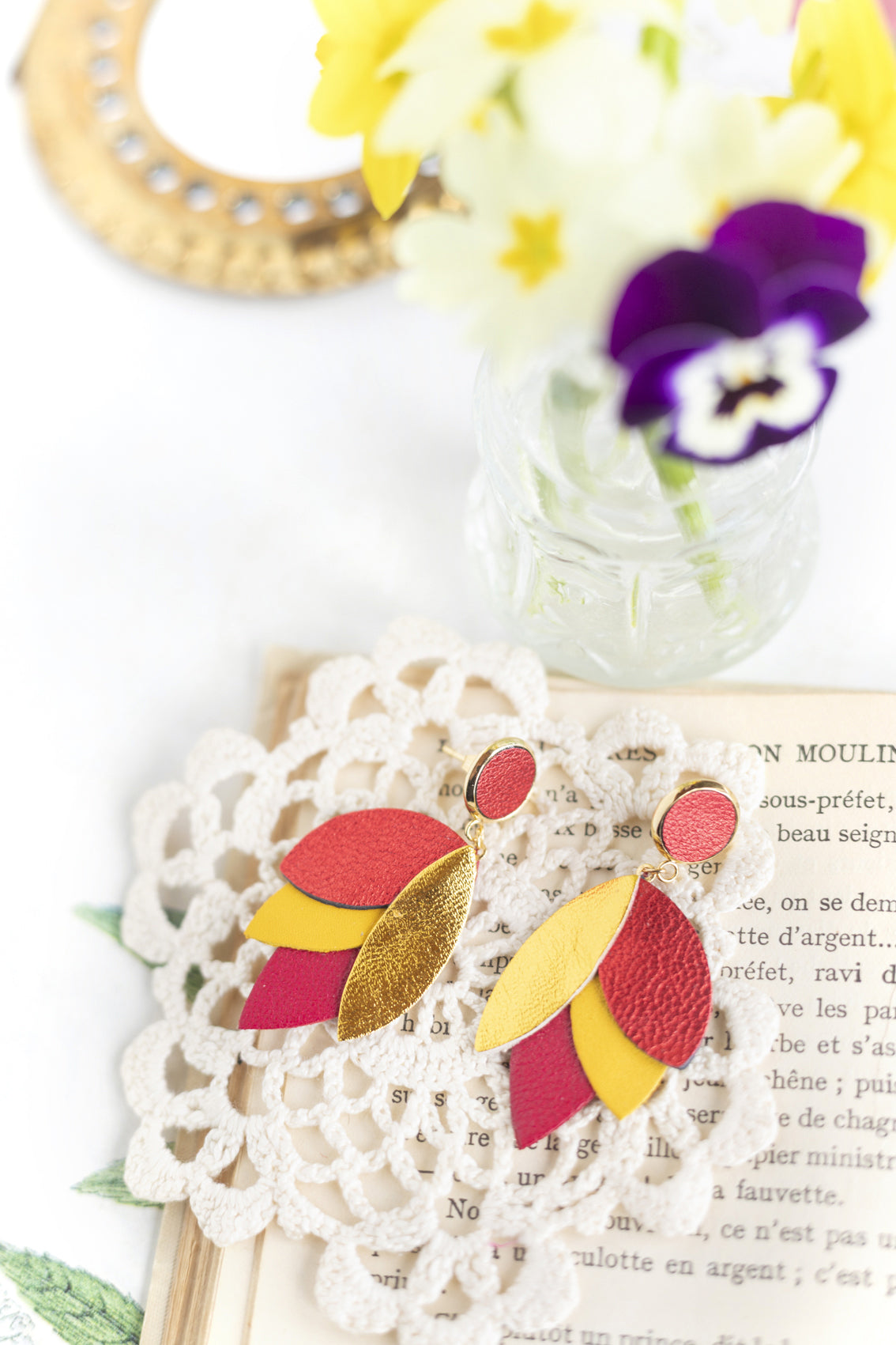 Boucles d'oreilles Dahlia - cuir doré, rouge, jaune, carmin