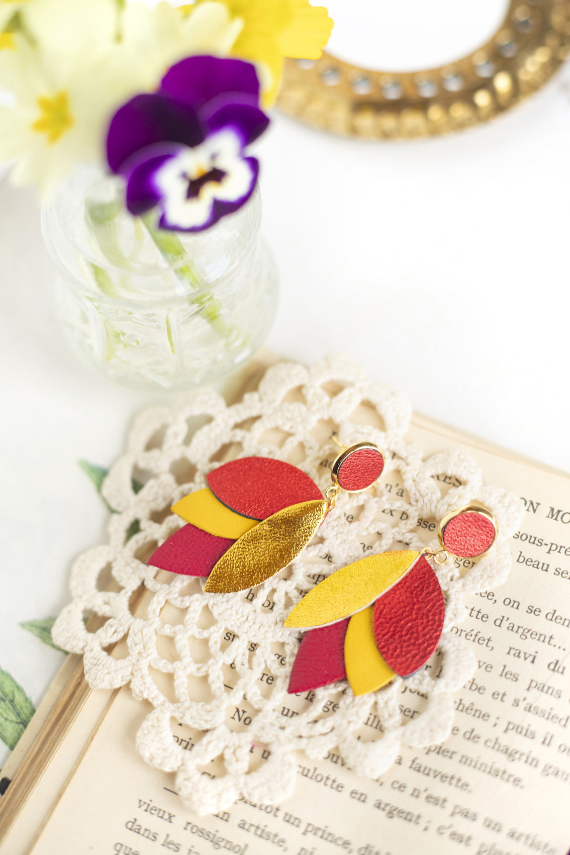 Boucles d'oreilles Dahlia - cuir doré, rouge, jaune, carmin