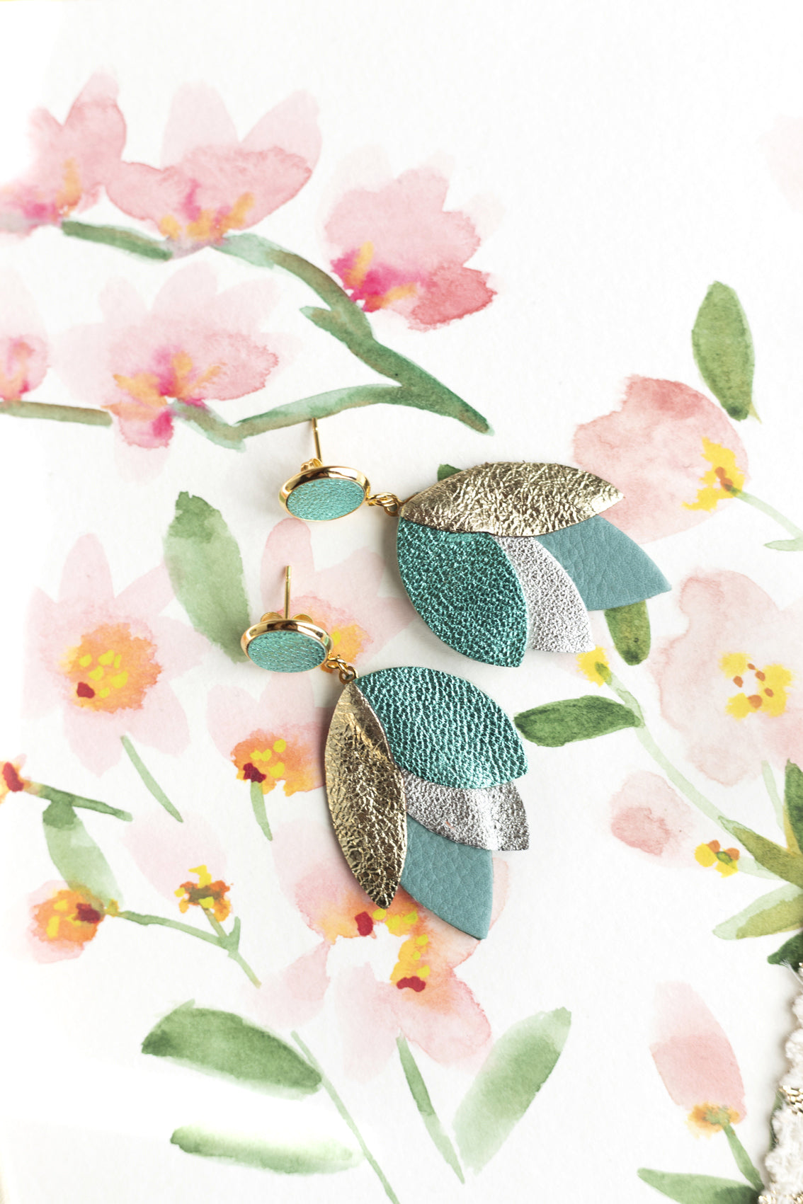 Boucles d'oreilles Dahlia - cuir platine, turquoise métallisé, argenté