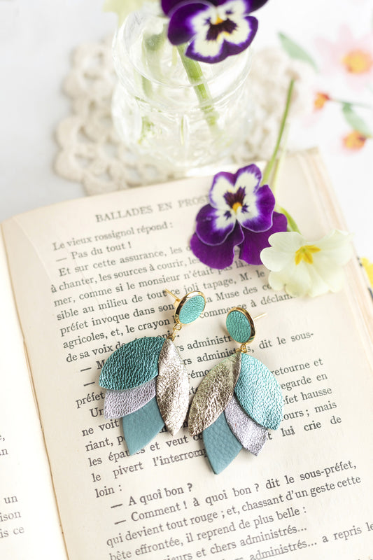 Boucles d'oreilles Dahlia - cuir platine, turquoise métallisé, argenté