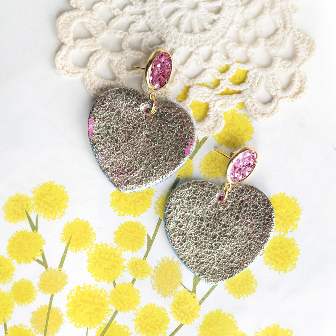Boucles d'oreilles Coeurs - cuir vert opalin métallisé, paillettes roses