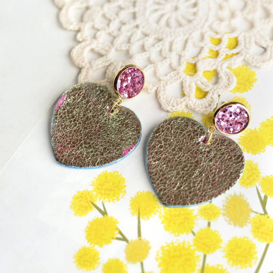 Boucles d'oreilles Coeurs - cuir vert opalin métallisé, paillettes roses