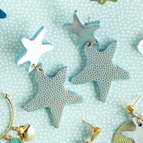 Boucles d'oreilles Étoiles de mer double en cuir holographique et écailles dorées