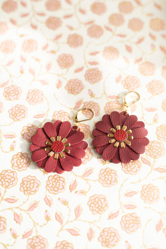 Boucles d'oreilles fleurs de Zinnia - cuir rouge Bourgogne et rouge métallisé