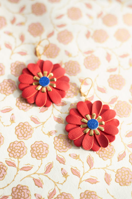 Boucles d'oreilles fleurs de Zinnia - cuir rouge vif et bleu métallisé