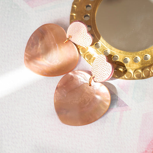 Boucles d'oreilles Double Coeurs cuir rose à pois doré et coeurs en nacre