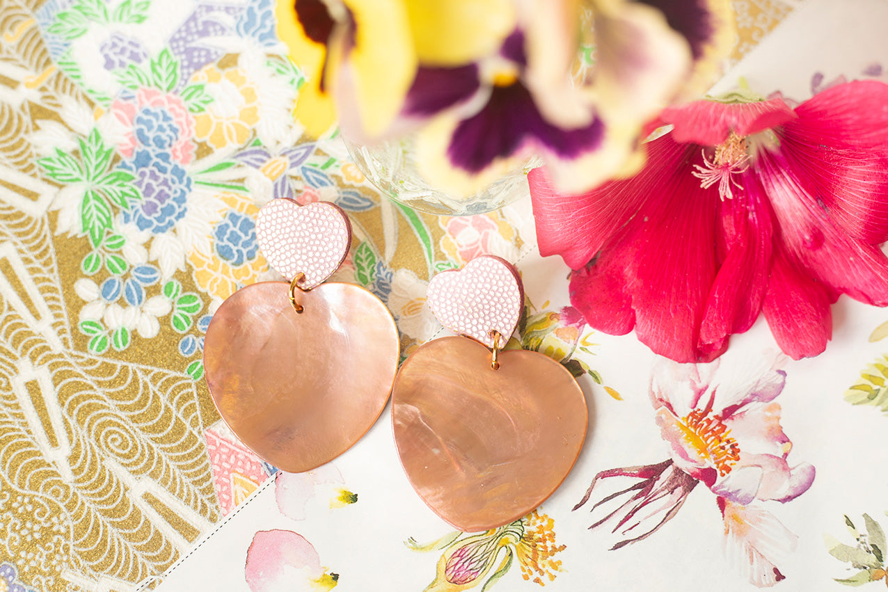 Boucles d'oreilles Double Coeurs cuir rose à pois doré et coeurs en nacre