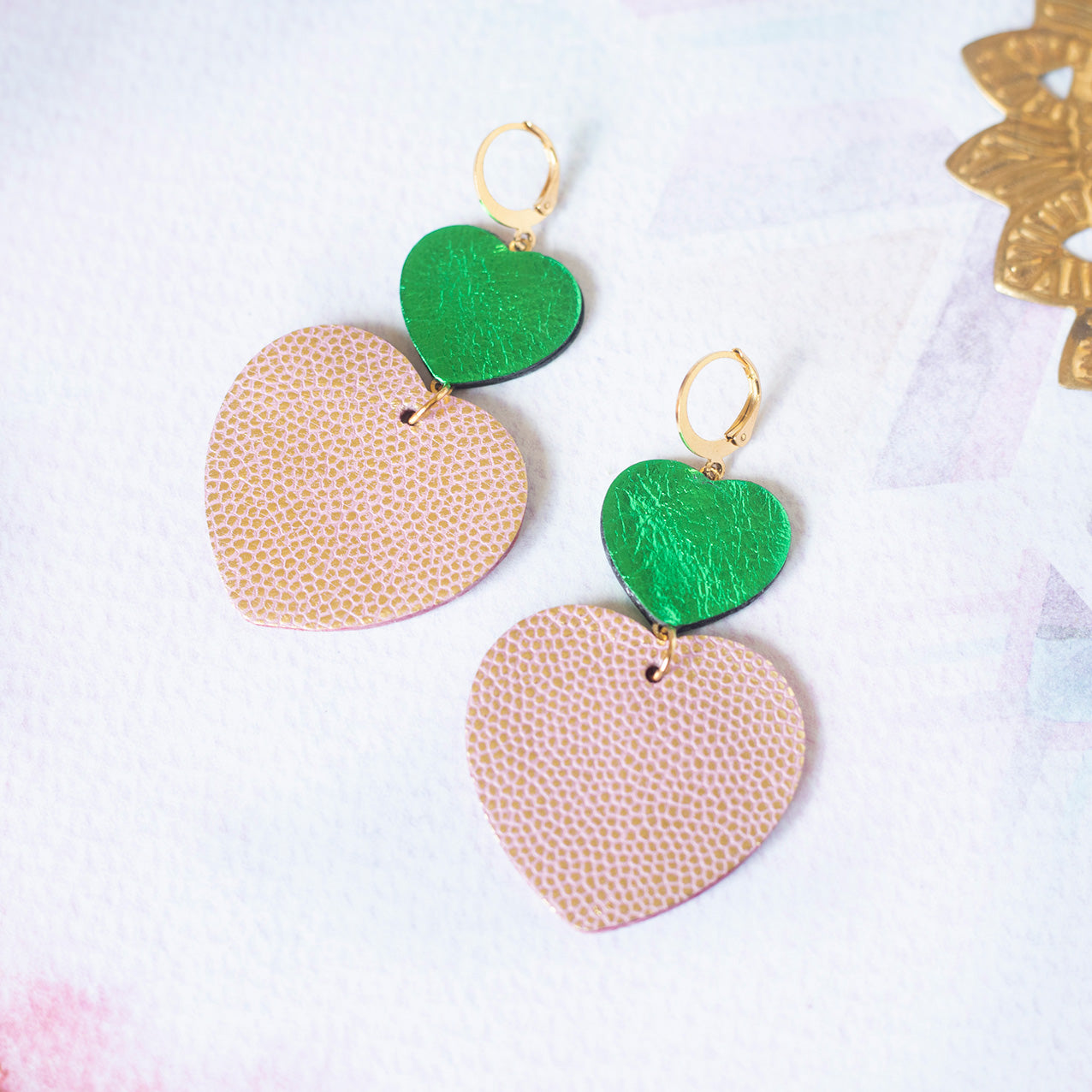 Boucles d'oreilles double Coeurs - cuir vert métallisé et rose à pois