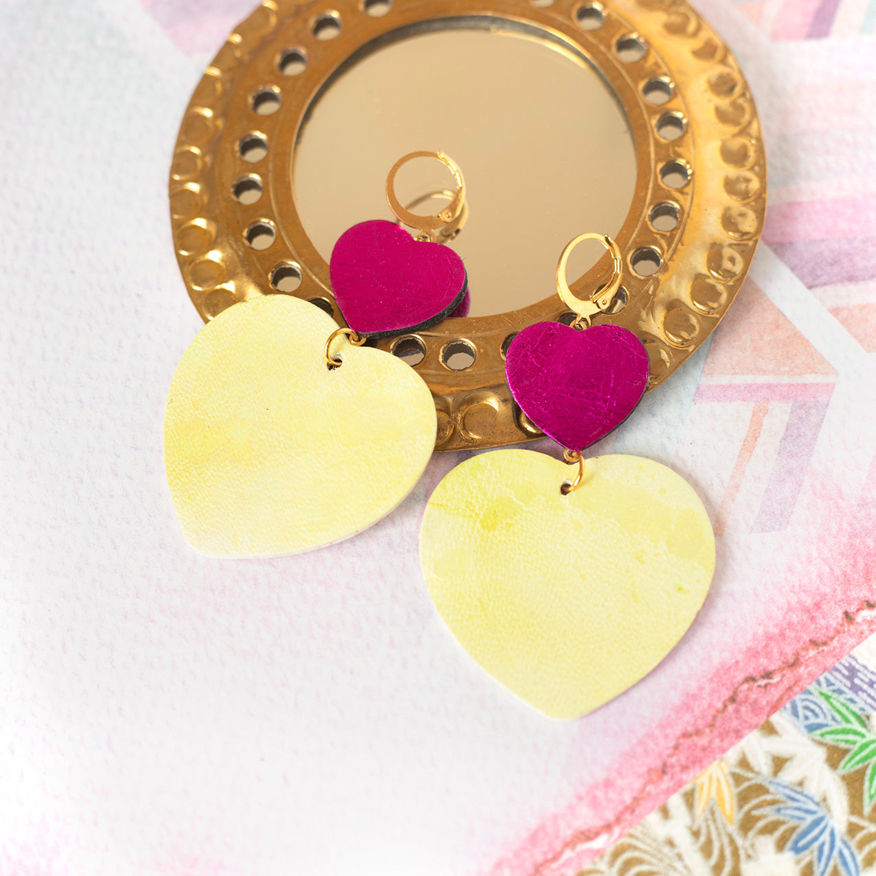 Boucles d'oreilles Double Coeurs - cuir fuchsia métallisé et jaune