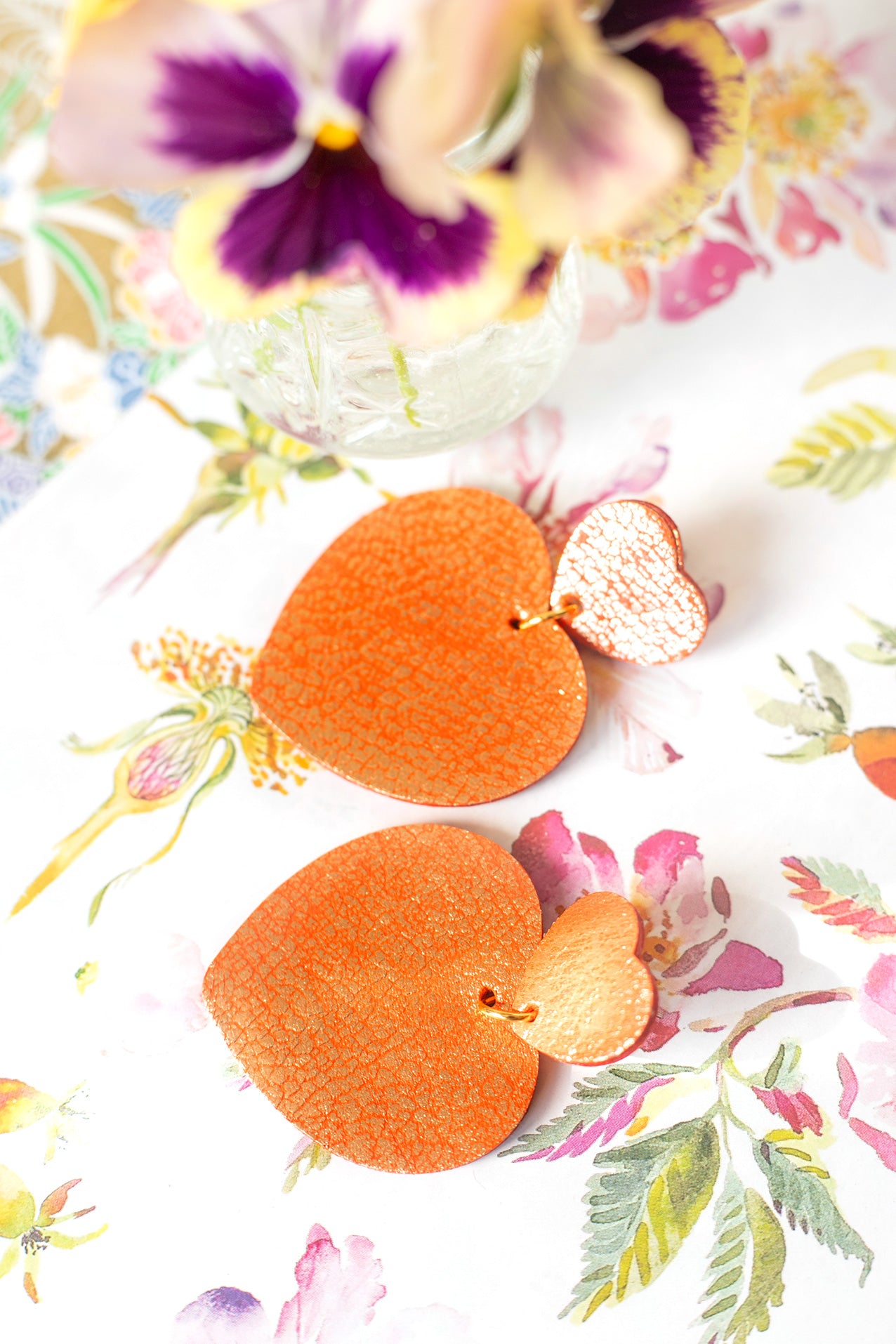 Boucles d'oreilles Double Coeurs orange métallisé et doré