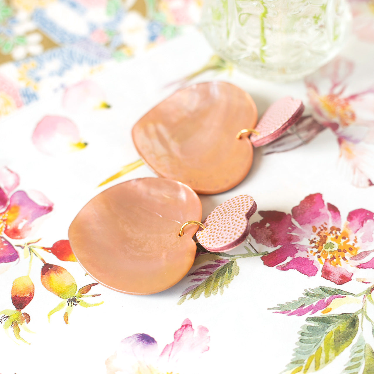 Boucles d'oreilles Double Coeurs cuir rose à pois doré et coeurs en nacre