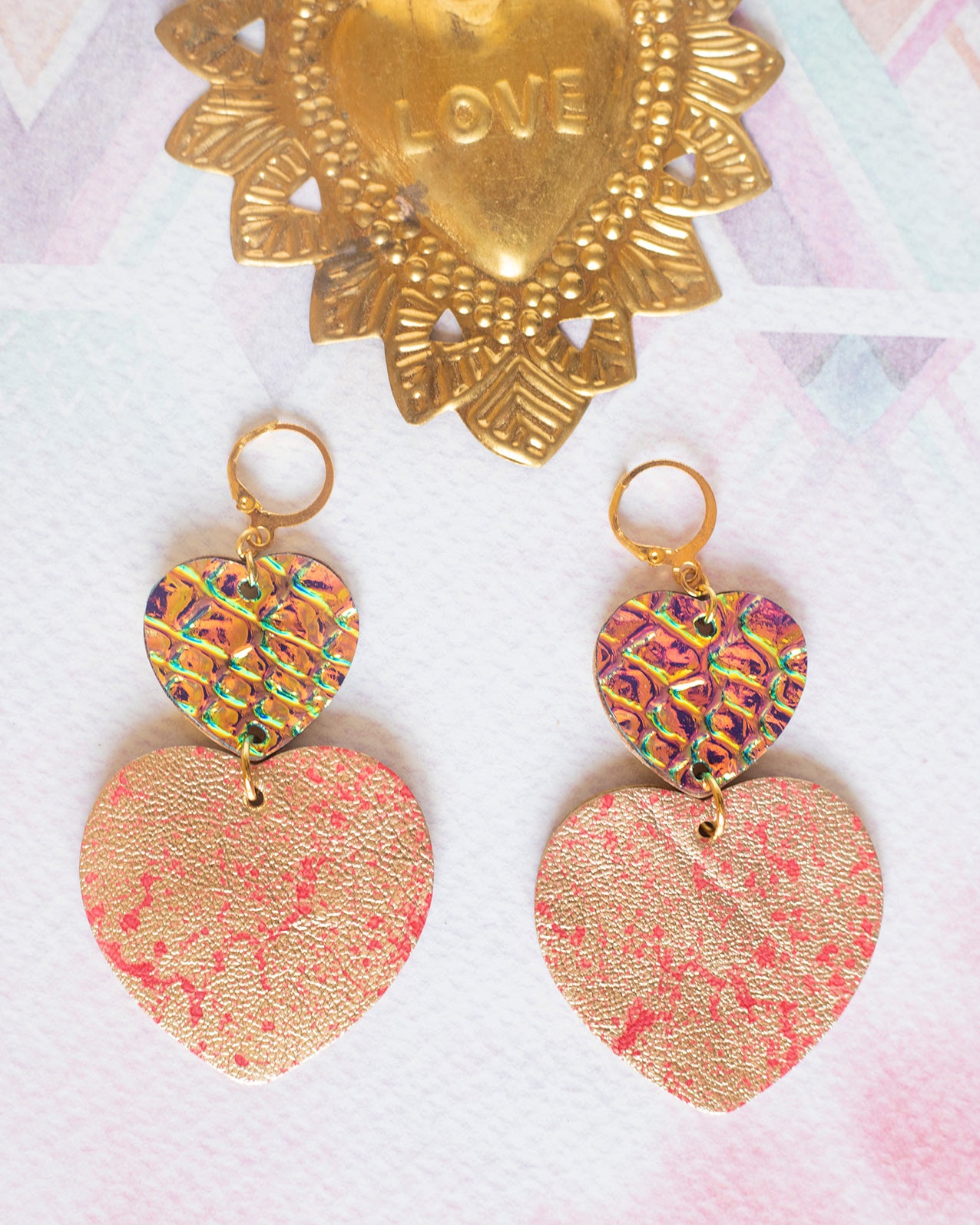 Boucles d'oreilles double Coeurs - cuir holographique et rose corail métallisé