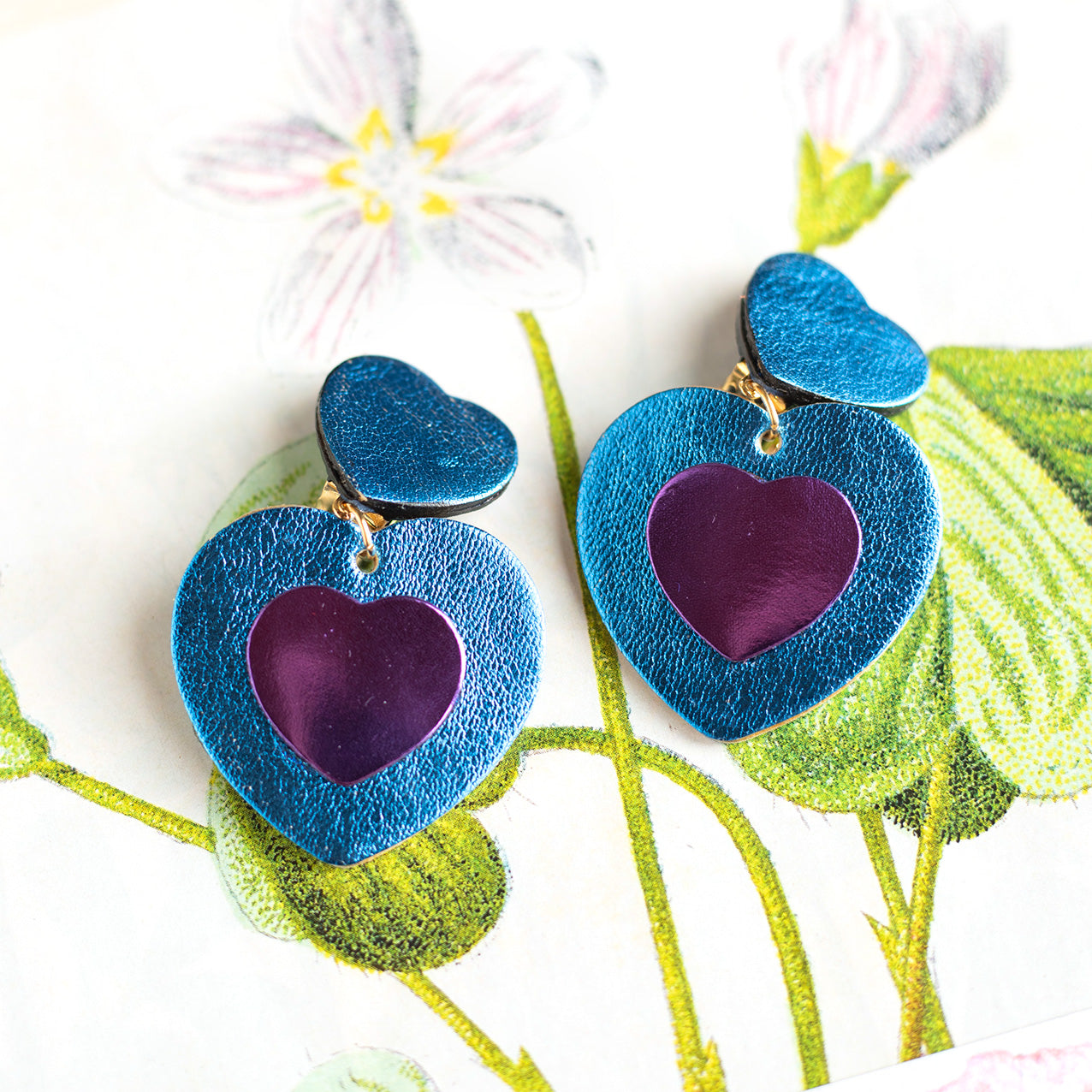 Boucles d'oreilles à clips Double Coeurs - cuir bleu et violet métallisé