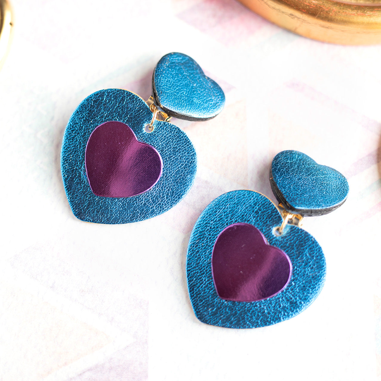 Boucles d'oreilles à clips Double Coeurs - cuir bleu et violet métallisé