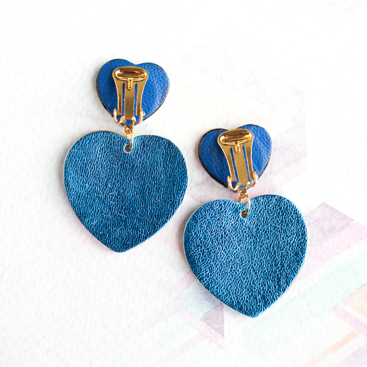 Boucles d'oreilles à clips Double Coeurs - cuir bleu et violet métallisé