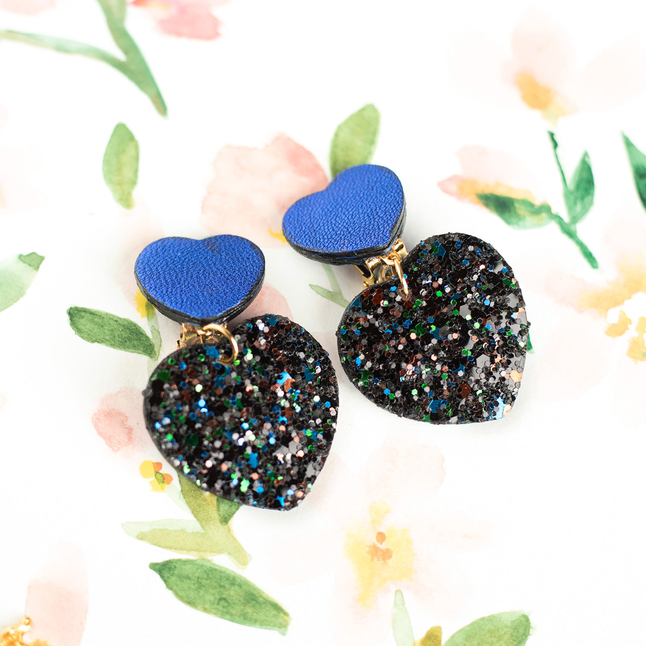 Boucles d'oreilles clips Double Coeurs - cuir bleu métallisé et paillettes noires