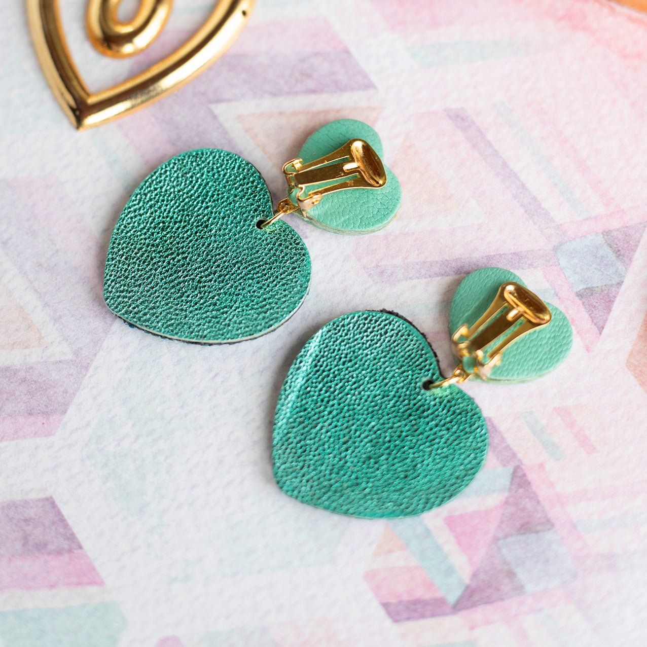 Copie de Boucles d'oreilles à clips Double Coeurs - cuir turquoise métallisé et paillettes
