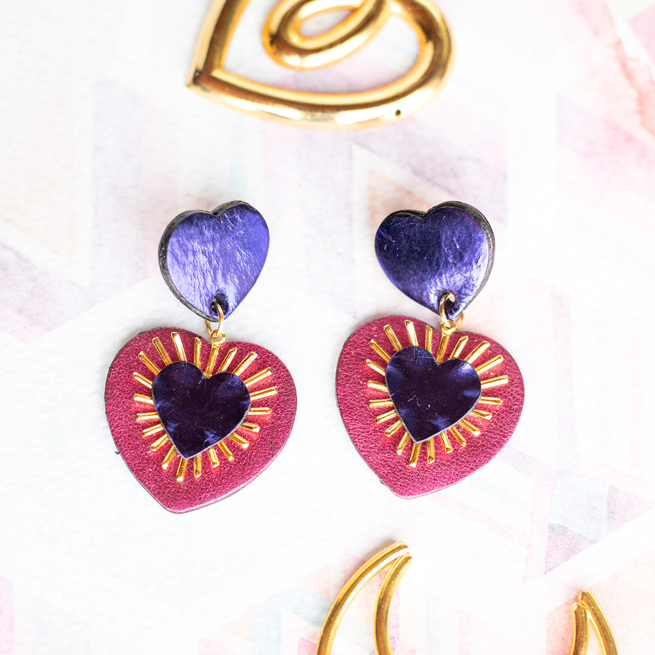 Boucles d'oreilles Sacré Coeur violet et rose framboise métallisé