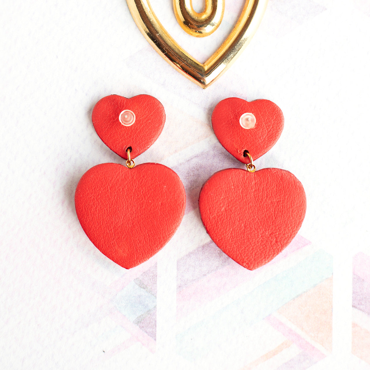 Boucles d'oreilles Sacré Coeur rouge métallisé et vieil or